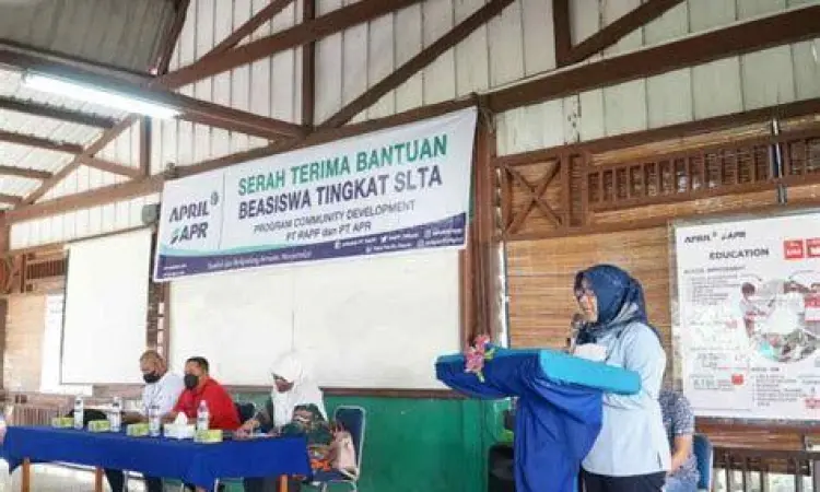 Pemberian beasiswa sebagai contoh program CSR pendidikan