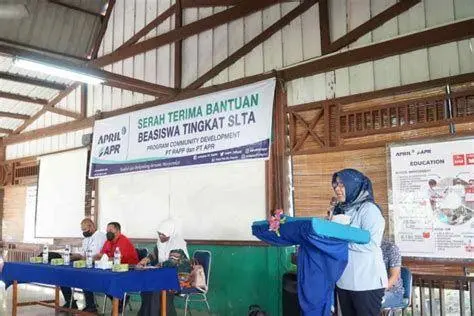 CSR Pendidikan Pemberian beasiswa sebagai contoh program CSR pendidikan