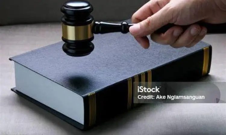 Palu hakim di atas buku hukum administrasi negara