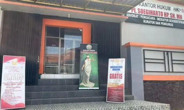 Seorang pengacara sedang memberikan konsultasi hukum terkait sengketa