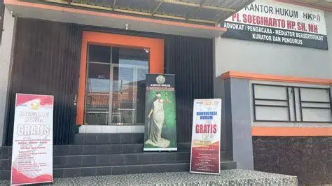 Konsultasi Hukum TUN Seorang pengacara sedang memberikan konsultasi hukum terkait sengketa