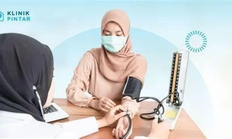 Konsultasi Medis Karyawan Karyawan melakukan konsultasi medis dengan dokter perusahaan