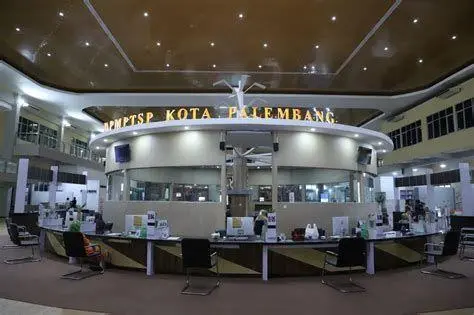 Pelayanan Domisili Perusahaan Suasana pelayanan publik di kantor kelurahan