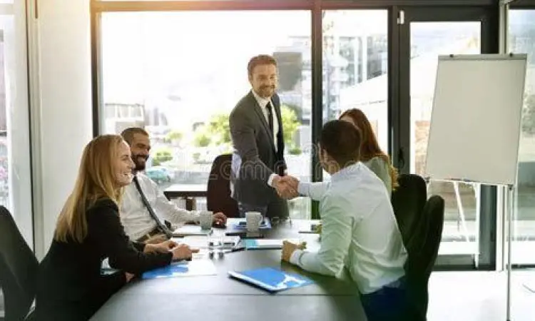 Suasana negosiasi kontrak di kantor