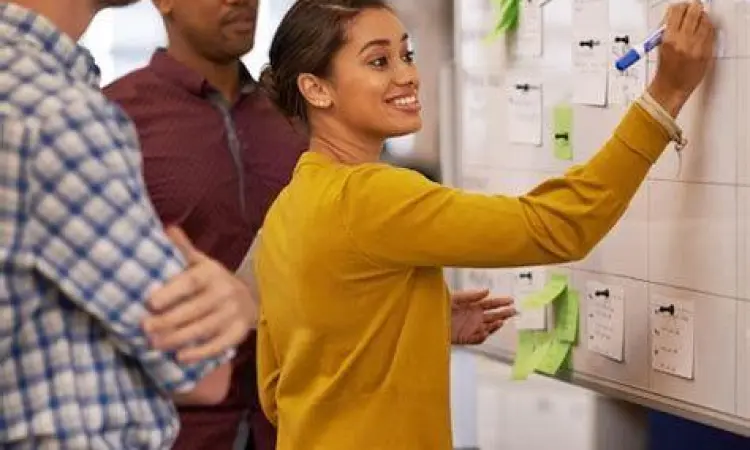 Proses brainstorming kreatif untuk copywriting