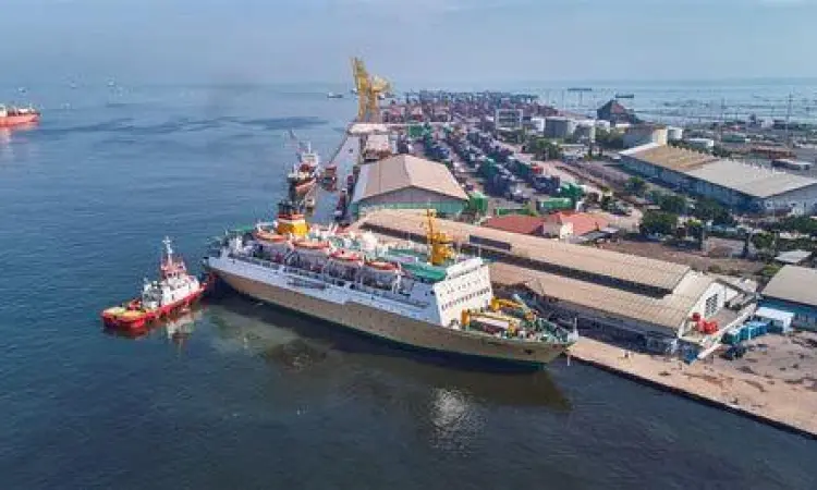 Aktivitas logistik di pelabuhan yang dikelola Pelindo