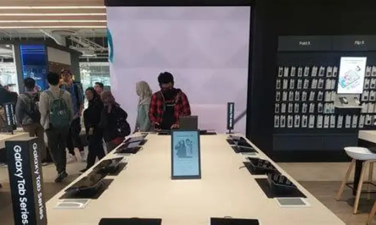 Display produk elektronik di gerai Erafone milik Erajaya