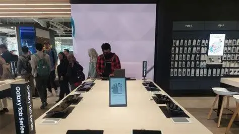 Erajaya Swasembada Display produk elektronik di gerai Erafone milik Erajaya