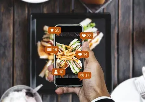 Pemasaran Digital Kuliner Seseorang memotret makanan untuk konten media sosial