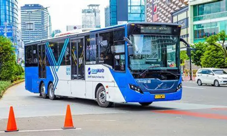 Bus TransJakarta sebagai contoh BUMD transportasi daerah yang modern