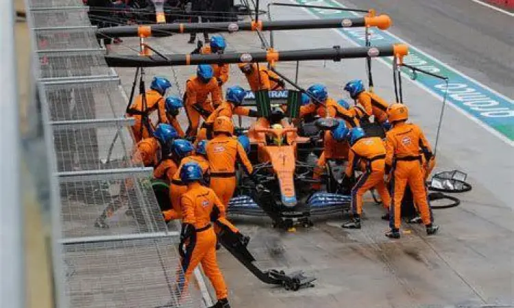 Tim pit stop Formula 1 yang efisien sebagai model benchmarking