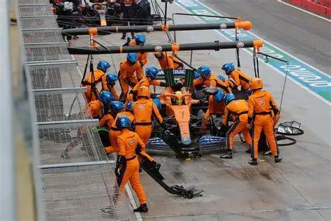 Efisiensi Pit Stop F1 Tim pit stop Formula 1 yang efisien sebagai model benchmarking