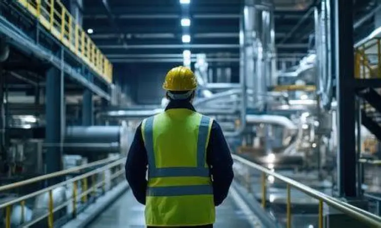 Petugas K3 melakukan inspeksi peralatan kerja