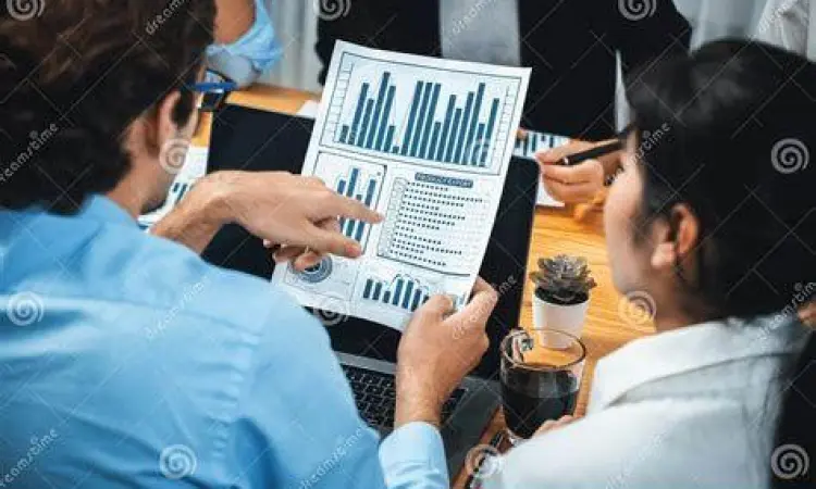 Tim sedang menganalisis laporan performa