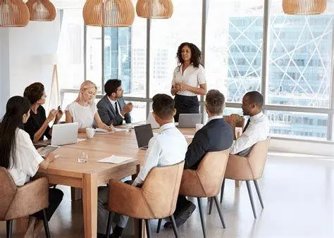 Diskusi Internal HR Manajer HR mendiskusikan peraturan baru dengan tim