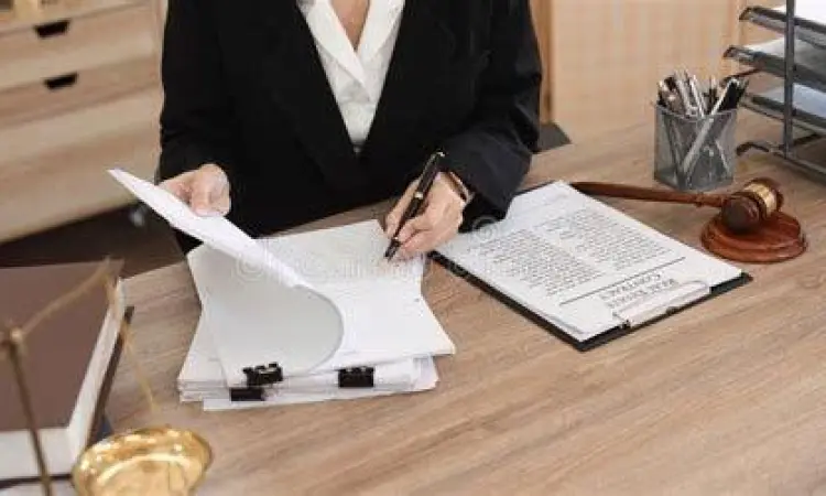 Pengacara perusahaan memeriksa draf peraturan