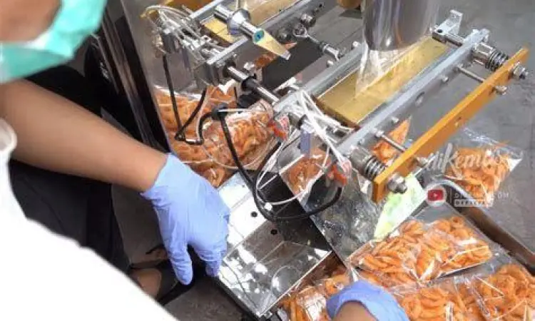 Proses Produksi Camilan Proses produksi keripik yang higienis dan terstandarisasi