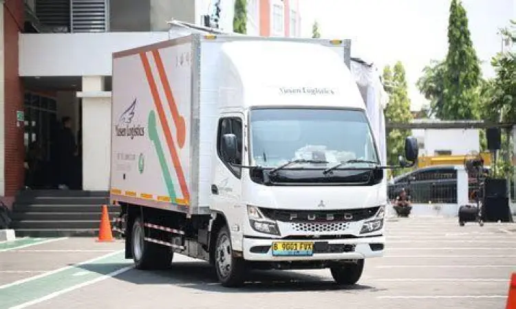 Armada truk distribusi barang di jalan raya