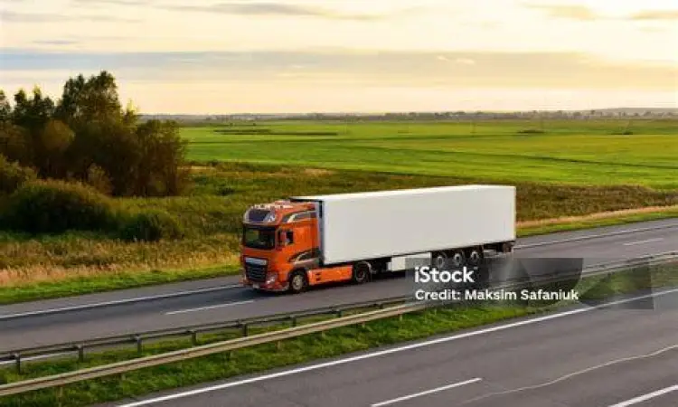 Armada truk pengiriman logistik untuk distribusi barang