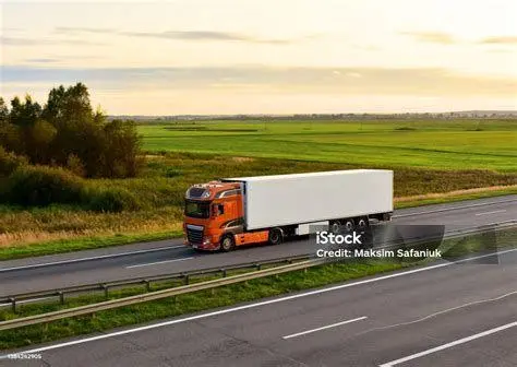 Armada Distribusi Logistik Armada truk pengiriman logistik untuk distribusi barang