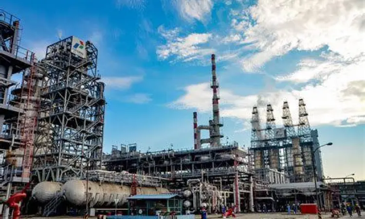 Kilang minyak Pertamina sebagai contoh perusahaan milik negara sektor energi