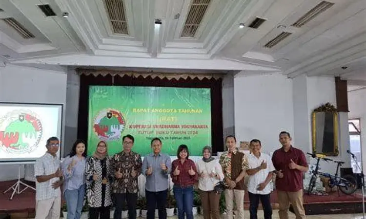 suasana rapat anggota tahunan koperasi yang demokratis