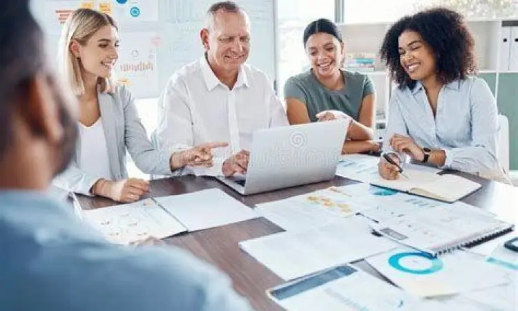 Tim korporat sedang memantau pencapaian KPI melalui dashboard