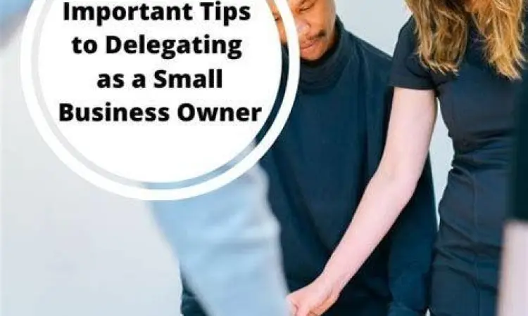 Pemilik usaha memberikan arahan kepada tim kecil