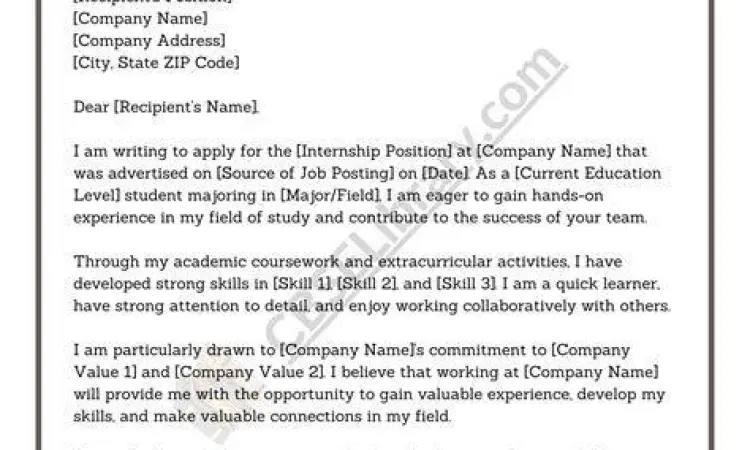 HRD Menulis Surat Balasan HRD sedang menyusun surat balasan magang perusahaan