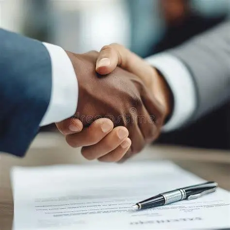 Kesepakatan Bisnis Strategis Dua pengusaha berjabat tangan setelah menyepakati contoh surat kerjasama antar perusahaan