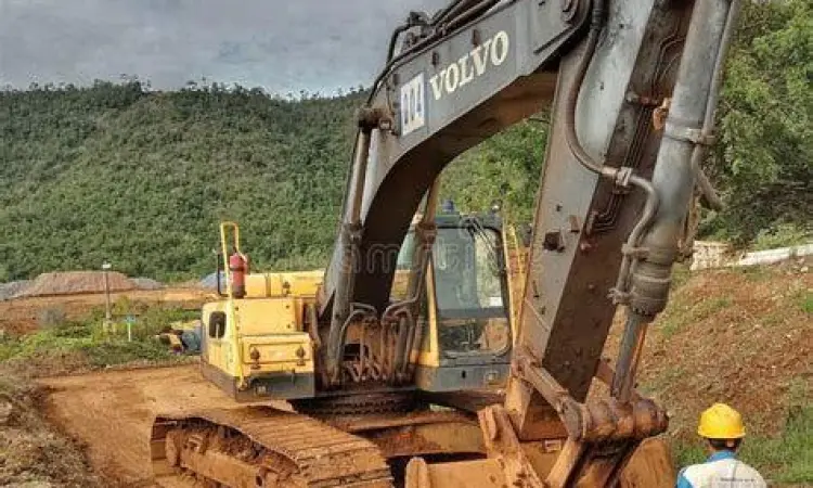 Operator alat berat di area pertambangan