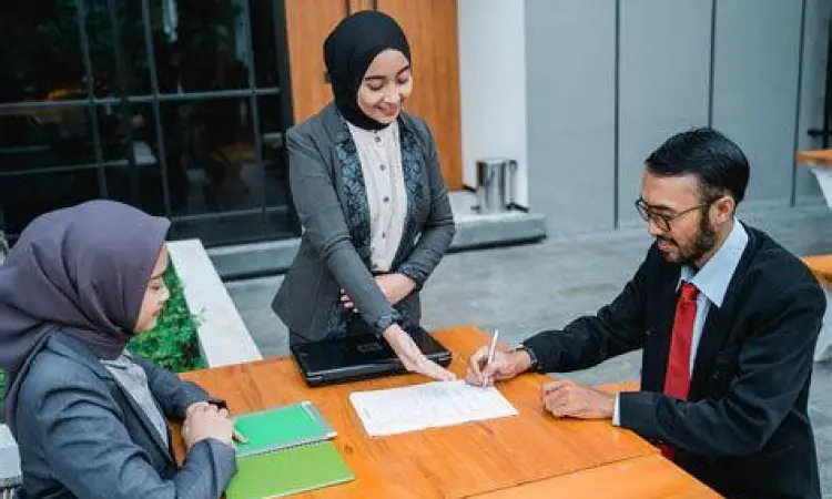 Dua orang profesional sedang berjabat tangan setelah kesepakatan pengajuan kerjasama