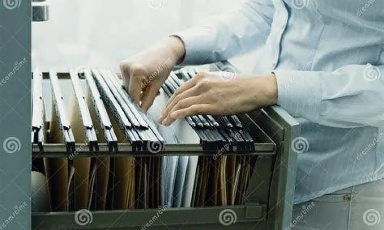 Manajemen Arsip Kantor Staf kantor merapikan berkas surat pengantar