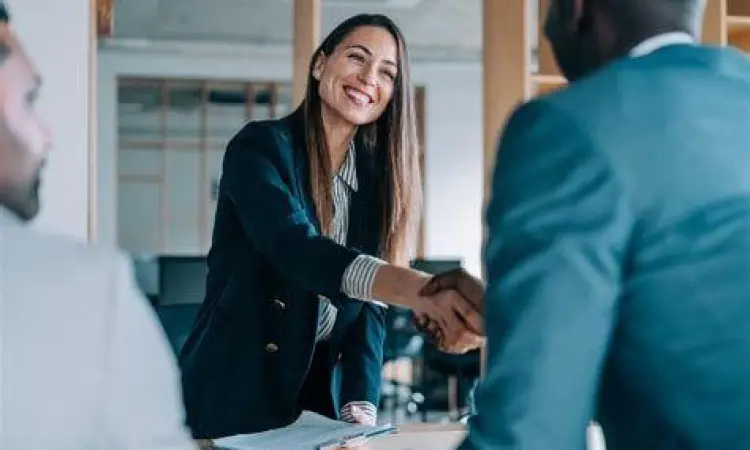 Manajer HRD sedang memeriksa dokumen karyawan