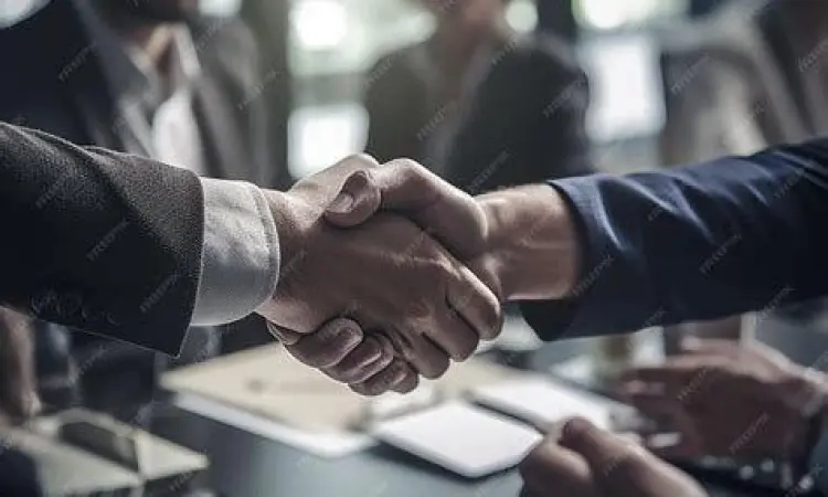 Hubungan Profesional yang Baik Dua orang profesional bersalaman di kantor