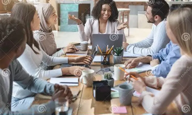 Karyawan melakukan morning briefing dengan semangat