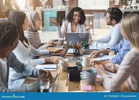 Semangat Pagi di Kantor Karyawan melakukan morning briefing dengan semangat