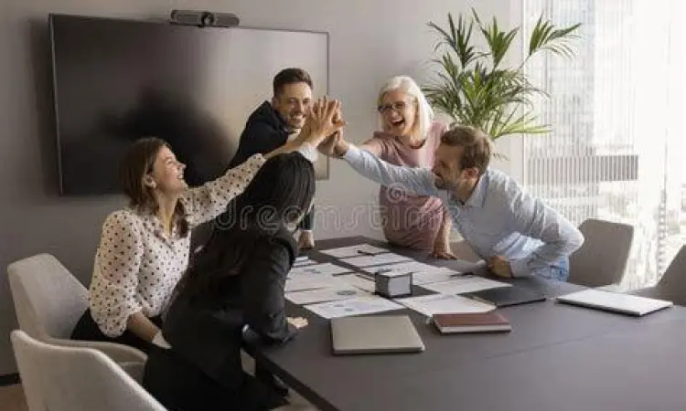 Kolaborasi Tim Kreatif Tim kreatif merayakan keberhasilan proyek