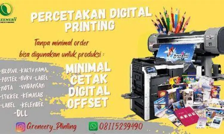 Staf percetakan sedang melayani konsultasi desain pelanggan