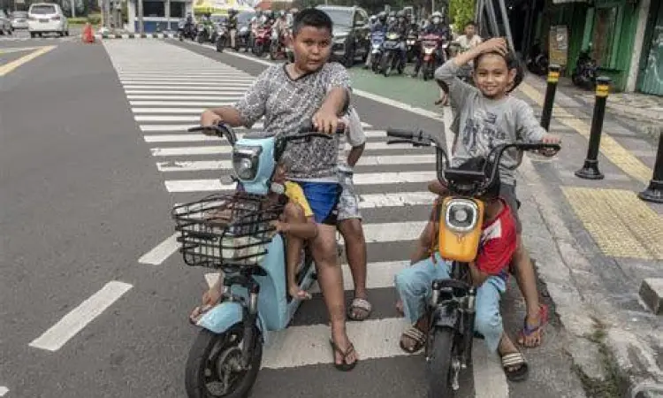 Usaha Mengayuh Sepeda Anak mengayuh sepeda di jalanan