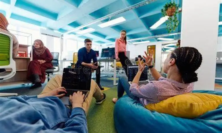 Budaya Kerja Startup Kolaborasi tim di kantor startup modern