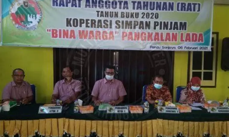 Rapat Anggota Tahunan Koperasi Suasana rapat anggota tahunan sebagai wujud demokrasi koperasi