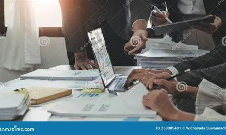 Tim profesional sedang mendiskusikan strategi keuangan