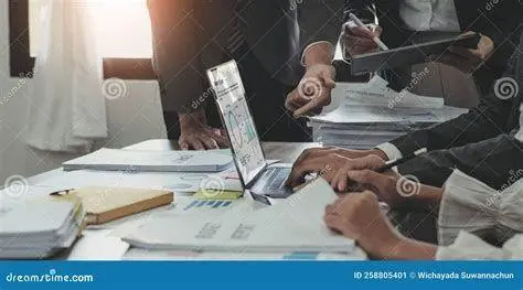 Diskusi Strategi Bisnis Tim profesional sedang mendiskusikan strategi keuangan