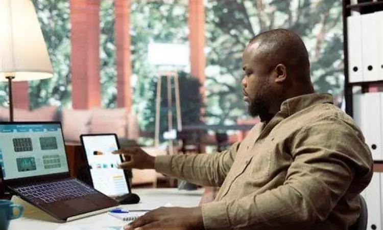 Evaluasi Usaha Mandiri Pemilik usaha kecil memeriksa laporan keuangan