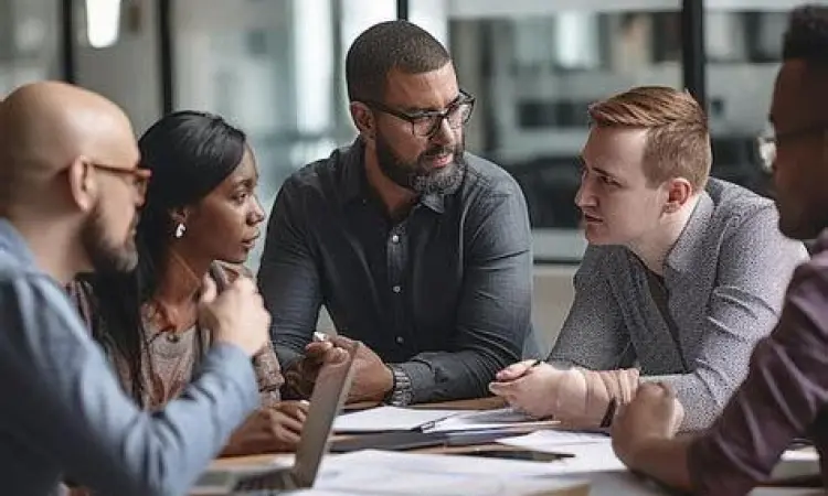 Tim sedang melakukan perencanaan strategi bisnis untuk proposal