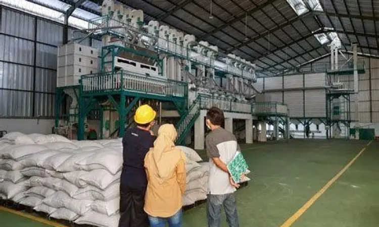 Komoditas dalam Pasar Persaingan Gudang penyimpanan komoditas beras