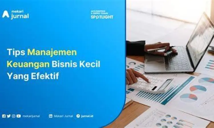 Manajemen Transparansi CV Seorang pengusaha sedang meninjau laporan keuangan