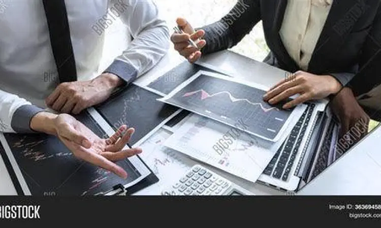 Diskusi Proposal Bisnis Pertemuan dengan investor membahas proposal usaha