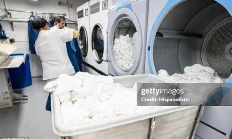 Karyawan laundry sedang melayani pelanggan dengan ramah